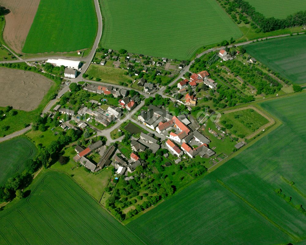 Untitz von oben - Dorfkern am Feldrand in Untitz im Bundesland Thüringen, Deutschland