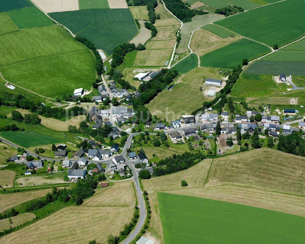 Unzenberg von oben - Dorfkern am Feldrand in Unzenberg im Bundesland Rheinland-Pfalz, Deutschland