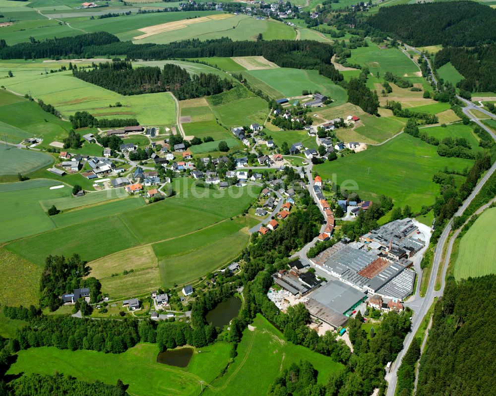 Uschertsgrün aus der Vogelperspektive: Dorfkern am Feldrand in Uschertsgrün im Bundesland Bayern, Deutschland