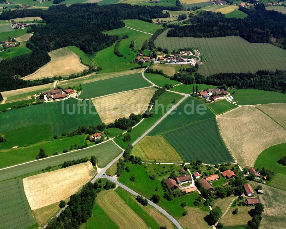 Uttendorf aus der Vogelperspektive: Dorfkern am Feldrand in Uttendorf im Bundesland Bayern, Deutschland