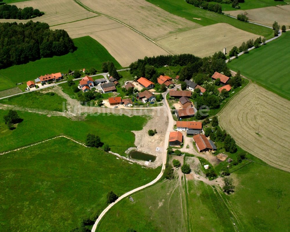 Luftaufnahme Utzenzell - Dorfkern am Feldrand in Utzenzell im Bundesland Bayern, Deutschland