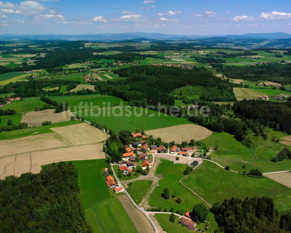 Utzenzell von oben - Dorfkern am Feldrand in Utzenzell im Bundesland Bayern, Deutschland