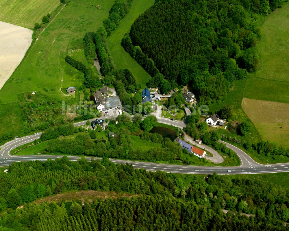 Luftbild Valbert - Dorfkern am Feldrand in Valbert im Bundesland Nordrhein-Westfalen, Deutschland