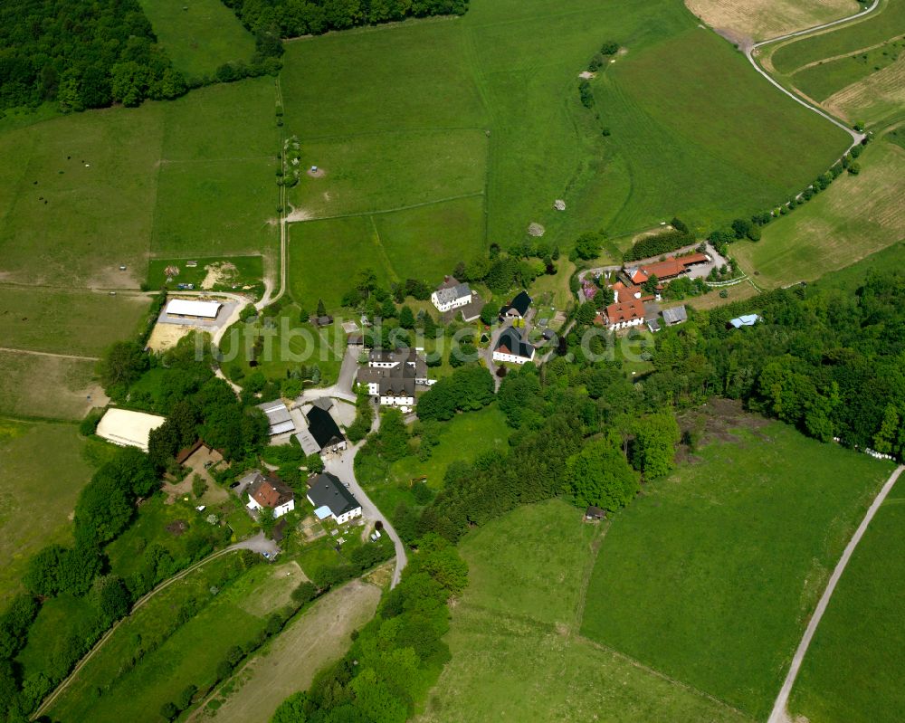 Luftaufnahme Valbert - Dorfkern am Feldrand in Valbert im Bundesland Nordrhein-Westfalen, Deutschland