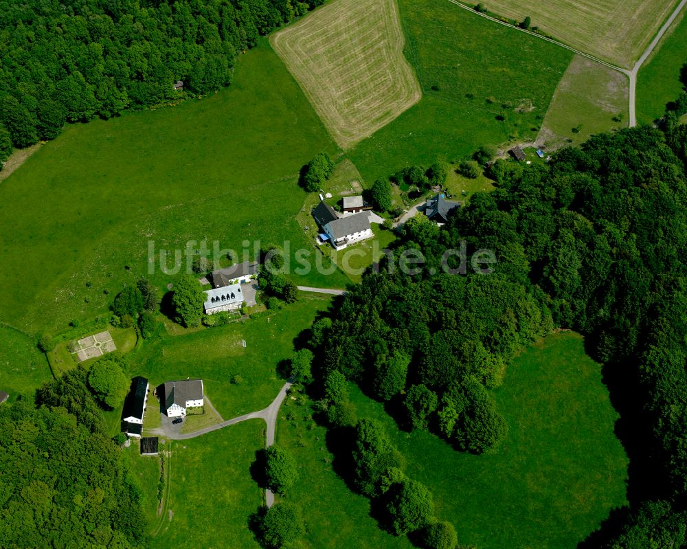 Valbert aus der Vogelperspektive: Dorfkern am Feldrand in Valbert im Bundesland Nordrhein-Westfalen, Deutschland