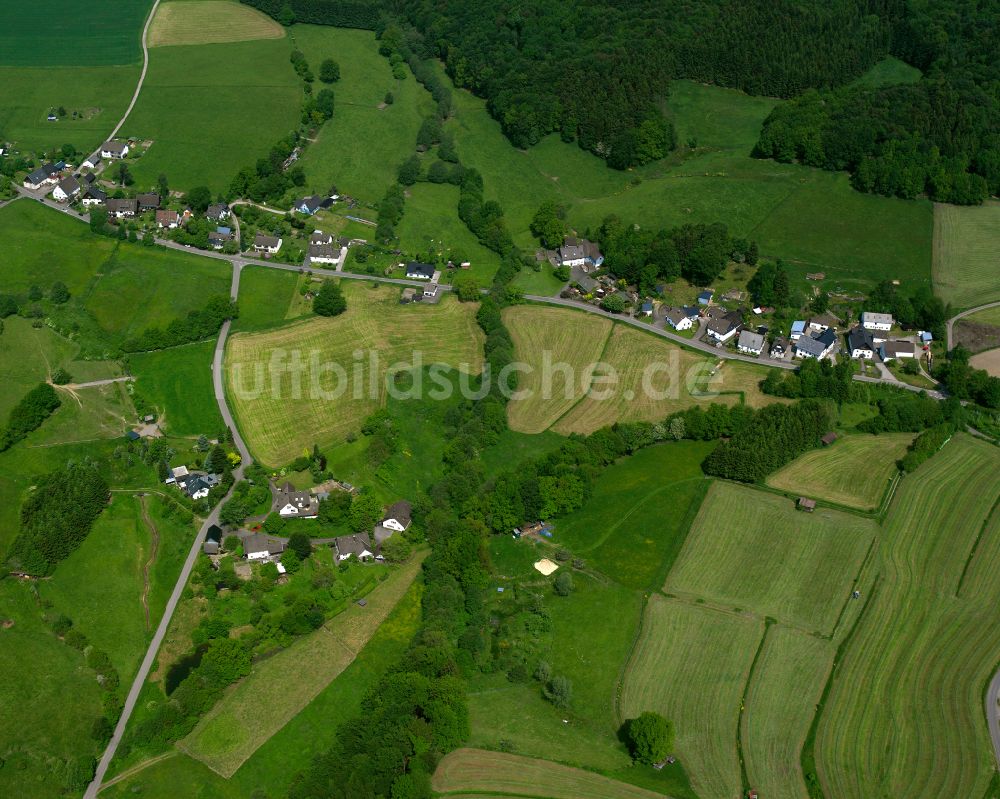 Valbert von oben - Dorfkern am Feldrand in Valbert im Bundesland Nordrhein-Westfalen, Deutschland