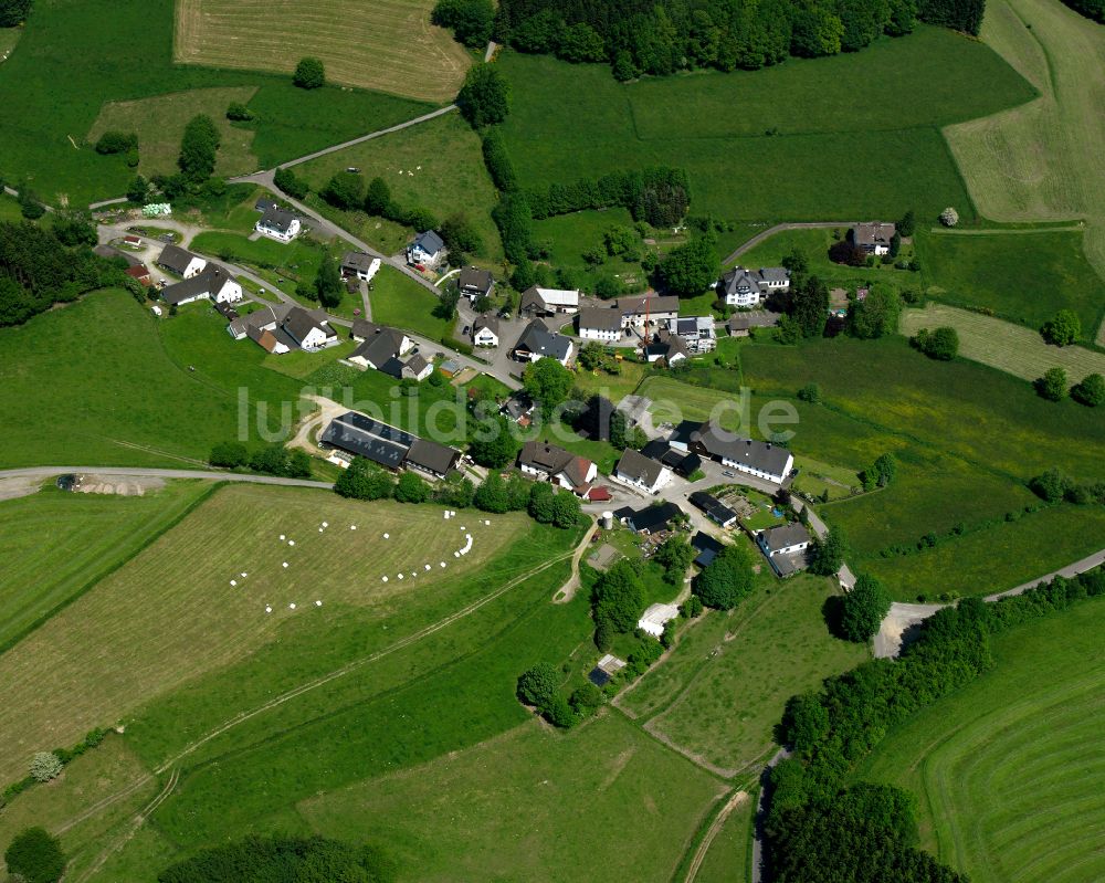 Luftaufnahme Valbert - Dorfkern am Feldrand in Valbert im Bundesland Nordrhein-Westfalen, Deutschland