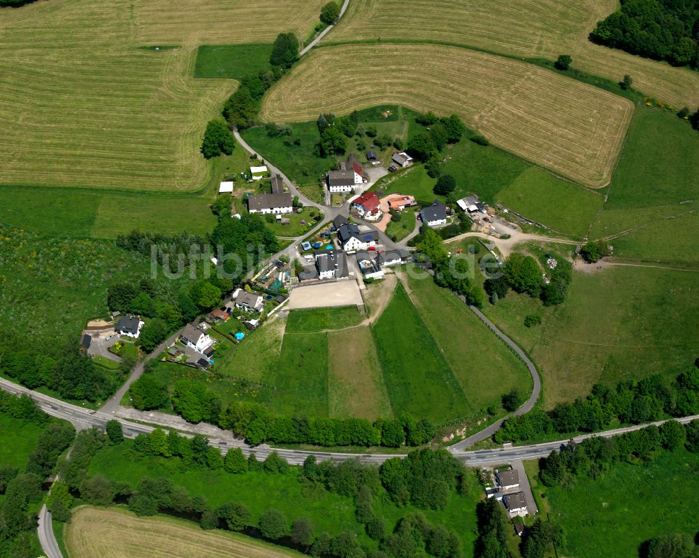 Luftbild Valbert - Dorfkern am Feldrand in Valbert im Bundesland Nordrhein-Westfalen, Deutschland