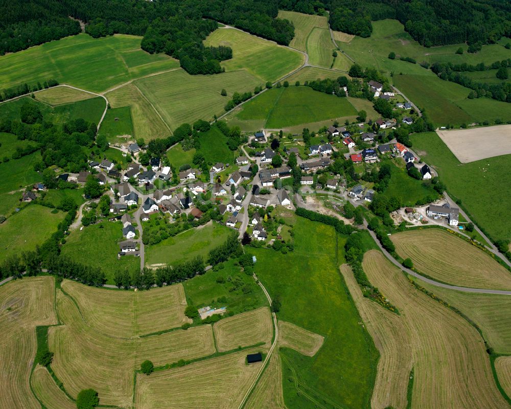 Luftaufnahme Valbert - Dorfkern am Feldrand in Valbert im Bundesland Nordrhein-Westfalen, Deutschland