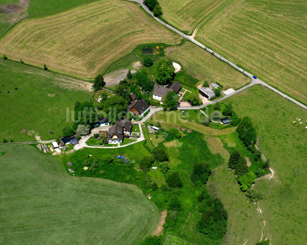 Valbert aus der Vogelperspektive: Dorfkern am Feldrand in Valbert im Bundesland Nordrhein-Westfalen, Deutschland