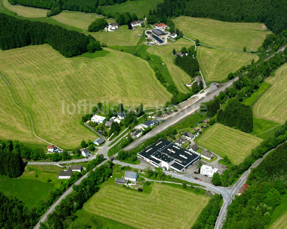 Luftbild Valbert - Dorfkern am Feldrand in Valbert im Bundesland Nordrhein-Westfalen, Deutschland