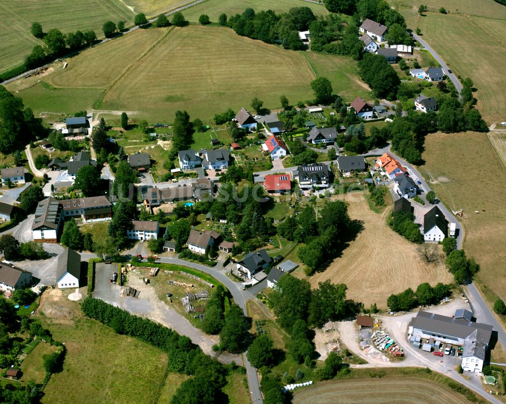 Luftbild Valbert - Dorfkern am Feldrand in Valbert im Bundesland Nordrhein-Westfalen, Deutschland