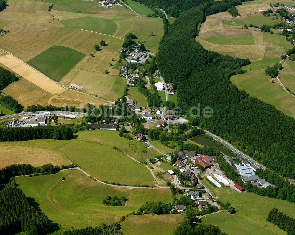 Luftbild Valbert - Dorfkern am Feldrand in Valbert im Bundesland Nordrhein-Westfalen, Deutschland