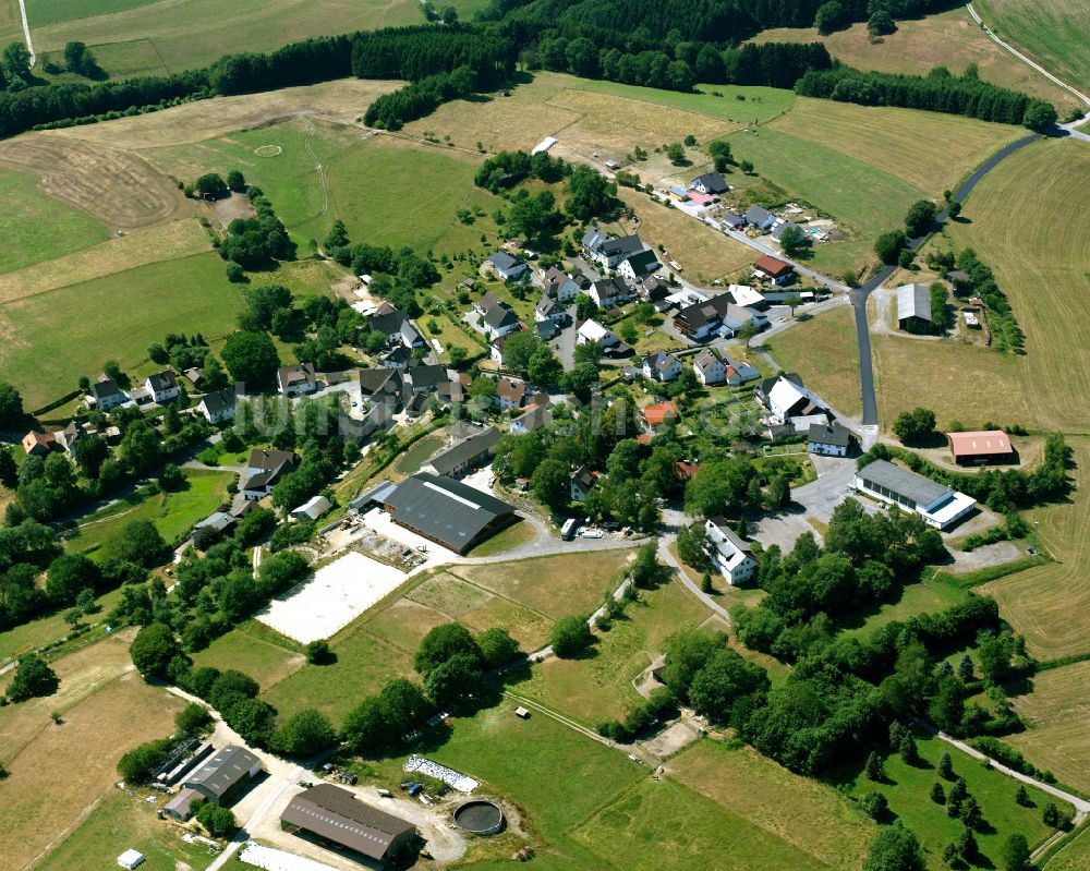 Valbert aus der Vogelperspektive: Dorfkern am Feldrand in Valbert im Bundesland Nordrhein-Westfalen, Deutschland