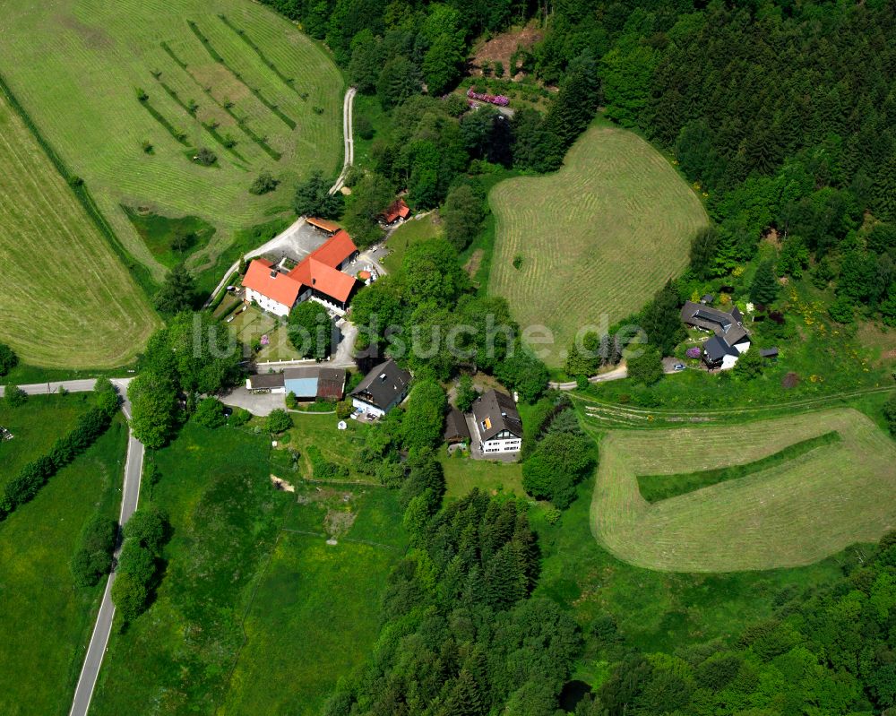 Luftbild Valbert - Dorfkern am Feldrand in Valbert im Bundesland Nordrhein-Westfalen, Deutschland