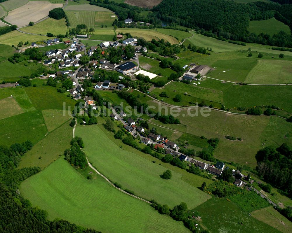 Luftaufnahme Valbert - Dorfkern am Feldrand in Valbert im Bundesland Nordrhein-Westfalen, Deutschland