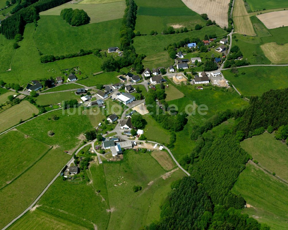 Valbert von oben - Dorfkern am Feldrand in Valbert im Bundesland Nordrhein-Westfalen, Deutschland