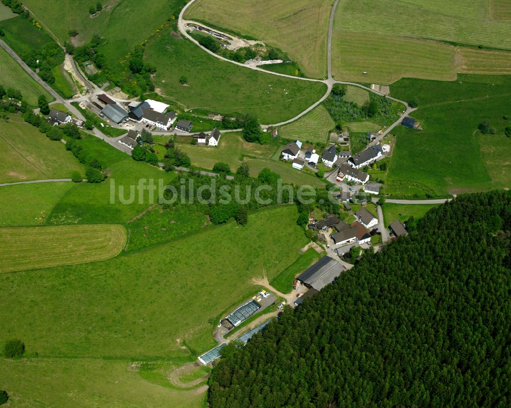 Valbert aus der Vogelperspektive: Dorfkern am Feldrand in Valbert im Bundesland Nordrhein-Westfalen, Deutschland