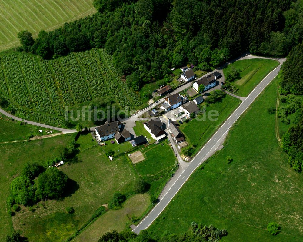 Luftaufnahme Valbert - Dorfkern am Feldrand in Valbert im Bundesland Nordrhein-Westfalen, Deutschland