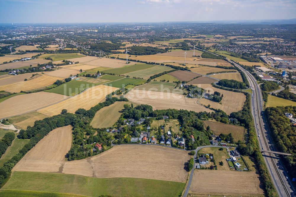 Vöckenberg von oben - Dorfkern am Feldrand in Vöckenberg im Bundesland Nordrhein-Westfalen, Deutschland