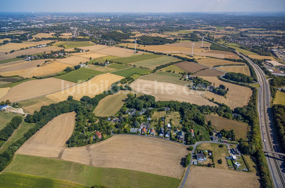 Vöckenberg aus der Vogelperspektive: Dorfkern am Feldrand in Vöckenberg im Bundesland Nordrhein-Westfalen, Deutschland