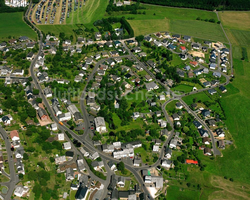 Veitsrodt aus der Vogelperspektive: Dorfkern am Feldrand in Veitsrodt im Bundesland Rheinland-Pfalz, Deutschland