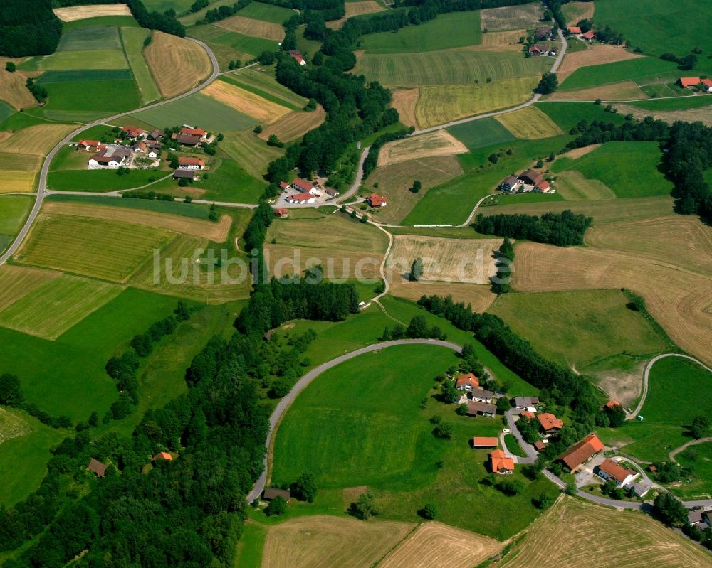 Velling aus der Vogelperspektive: Dorfkern am Feldrand in Velling im Bundesland Bayern, Deutschland