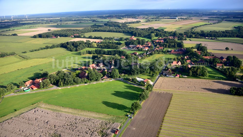 Vethem aus der Vogelperspektive: Dorfkern am Feldrand in Vethem im Bundesland Niedersachsen, Deutschland