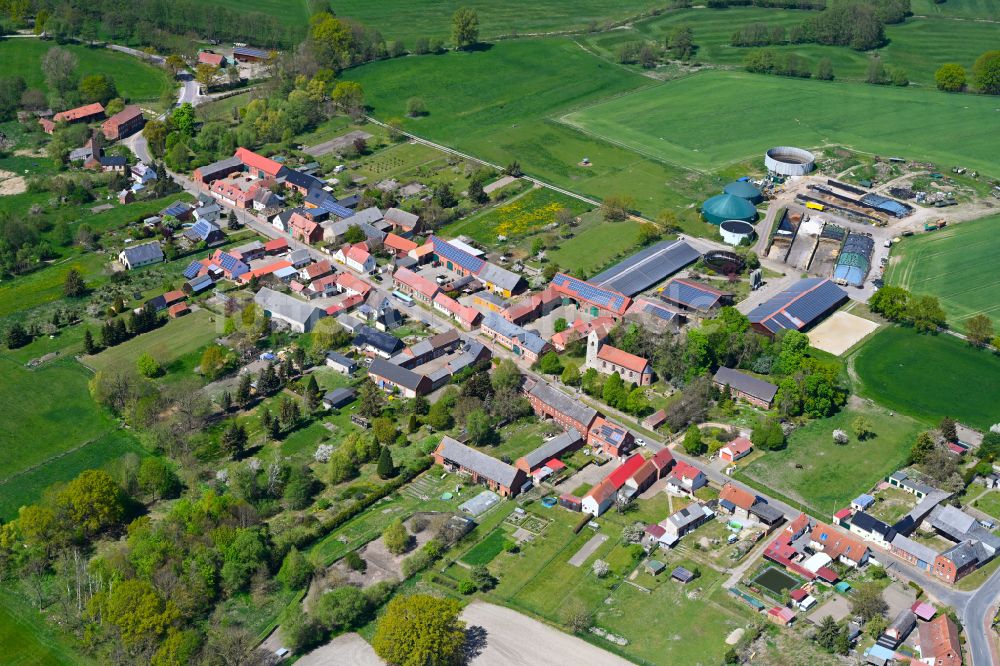 Vinzelberg aus der Vogelperspektive: Dorfkern am Feldrand in Vinzelberg im Bundesland Sachsen-Anhalt, Deutschland