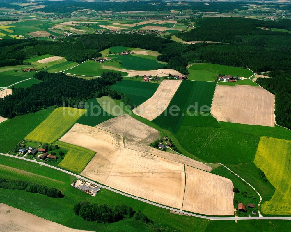 Vogelbichl aus der Vogelperspektive: Dorfkern am Feldrand in Vogelbichl im Bundesland Bayern, Deutschland