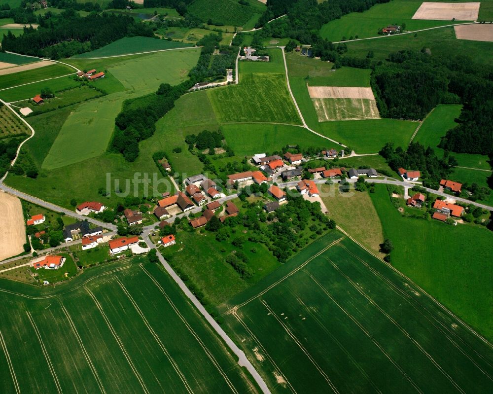 Voglarn aus der Vogelperspektive: Dorfkern am Feldrand in Voglarn im Bundesland Bayern, Deutschland