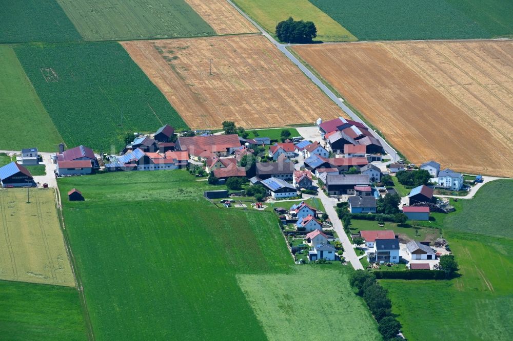 Luftaufnahme Wackersberg - Dorfkern am Feldrand in Wackersberg im Bundesland Bayern, Deutschland