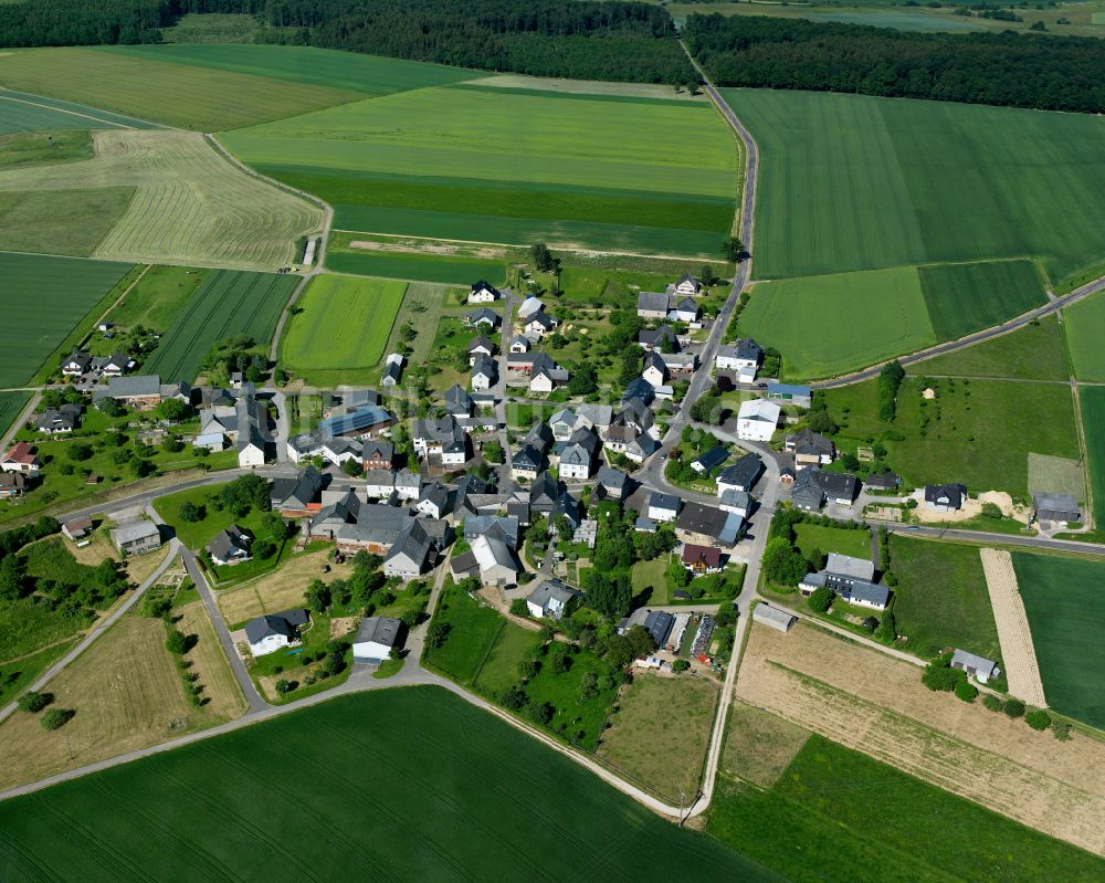 Wahlbach von oben - Dorfkern am Feldrand in Wahlbach im Bundesland Rheinland-Pfalz, Deutschland