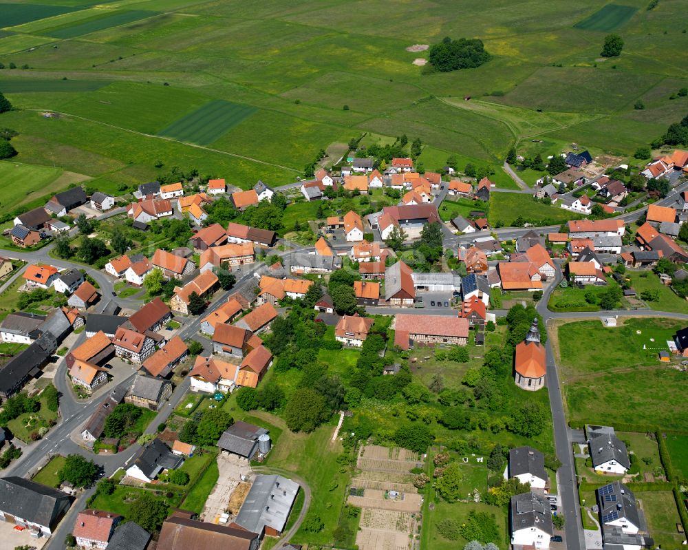 Wahlen von oben - Dorfkern am Feldrand in Wahlen im Bundesland Hessen, Deutschland