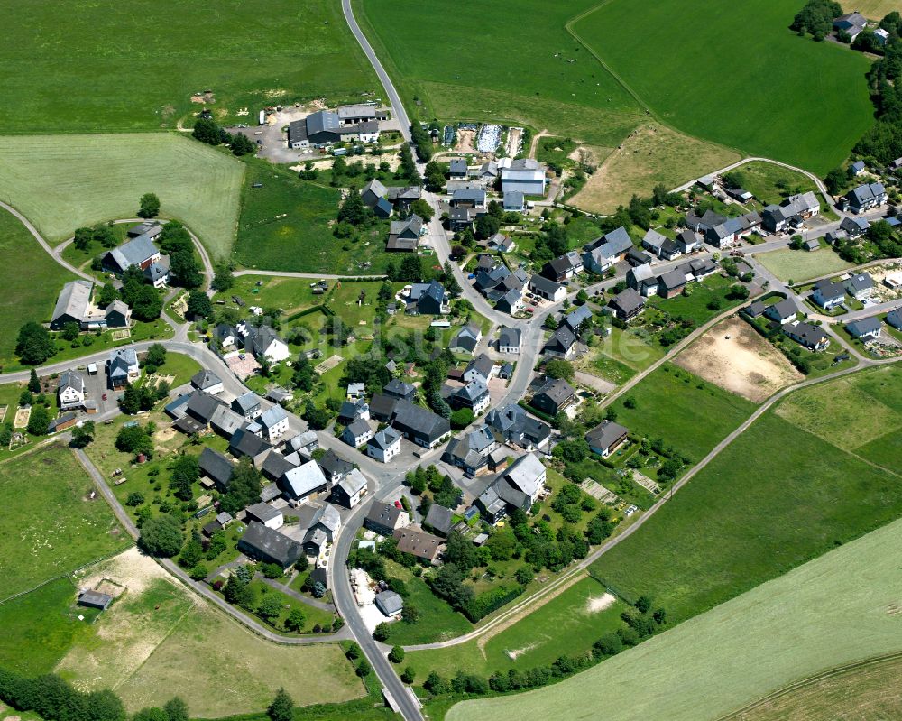 Wahlenau von oben - Dorfkern am Feldrand in Wahlenau im Bundesland Rheinland-Pfalz, Deutschland