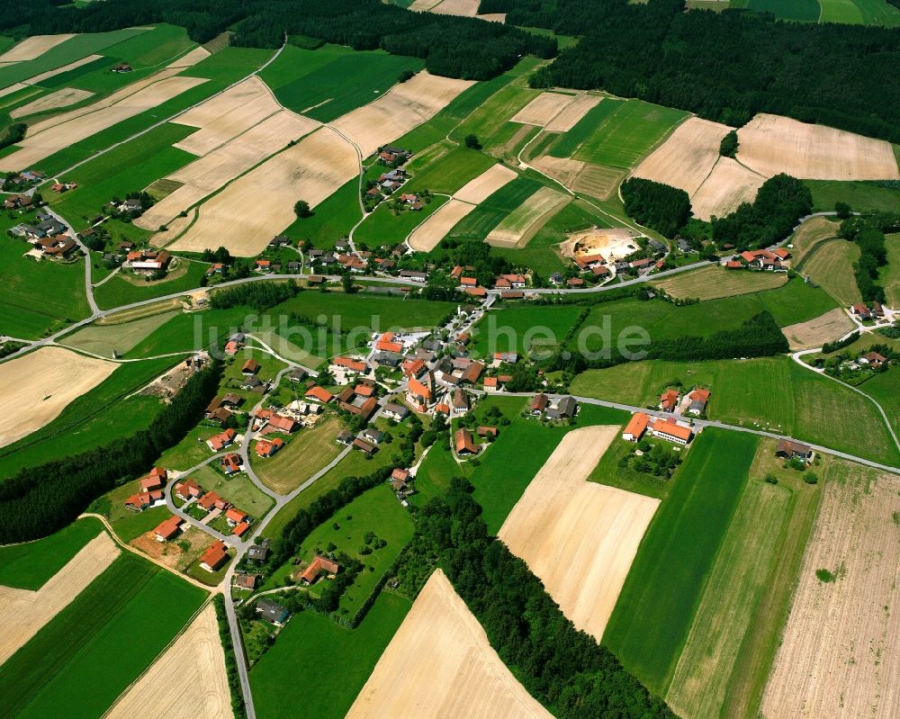 Walburgskirchen aus der Vogelperspektive: Dorfkern am Feldrand in Walburgskirchen im Bundesland Bayern, Deutschland