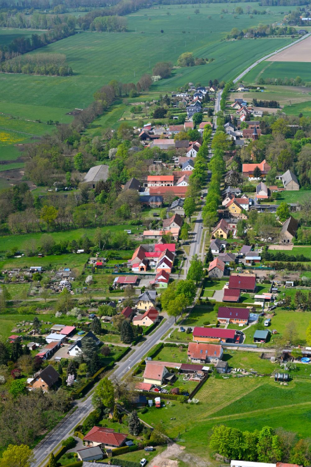 Walchow aus der Vogelperspektive: Dorfkern am Feldrand in Walchow im Bundesland Brandenburg, Deutschland