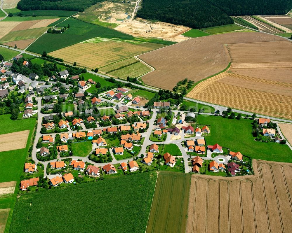 Wald von oben - Dorfkern am Feldrand in Wald im Bundesland Baden-Württemberg, Deutschland