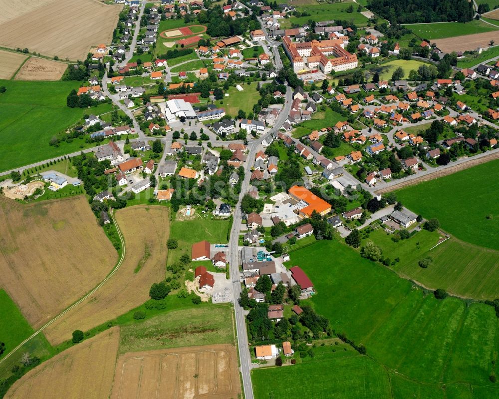 Wald von oben - Dorfkern am Feldrand in Wald im Bundesland Baden-Württemberg, Deutschland