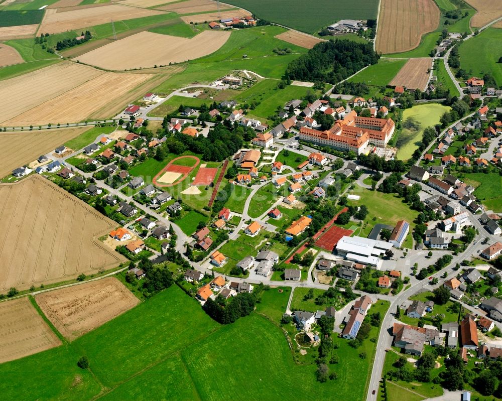 Wald aus der Vogelperspektive: Dorfkern am Feldrand in Wald im Bundesland Baden-Württemberg, Deutschland