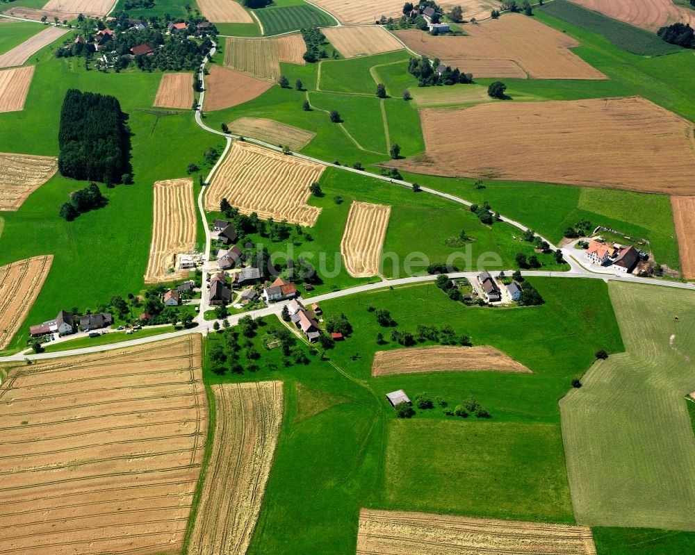 Wald von oben - Dorfkern am Feldrand in Wald im Bundesland Baden-Württemberg, Deutschland