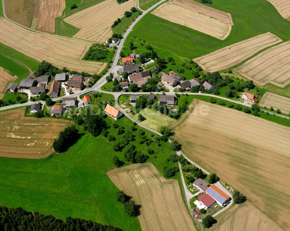 Wald aus der Vogelperspektive: Dorfkern am Feldrand in Wald im Bundesland Baden-Württemberg, Deutschland