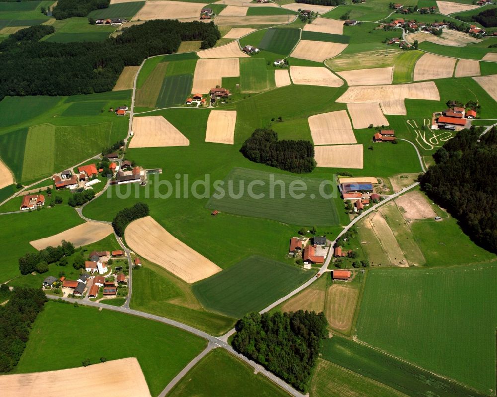 Wald von oben - Dorfkern am Feldrand in Wald im Bundesland Bayern, Deutschland