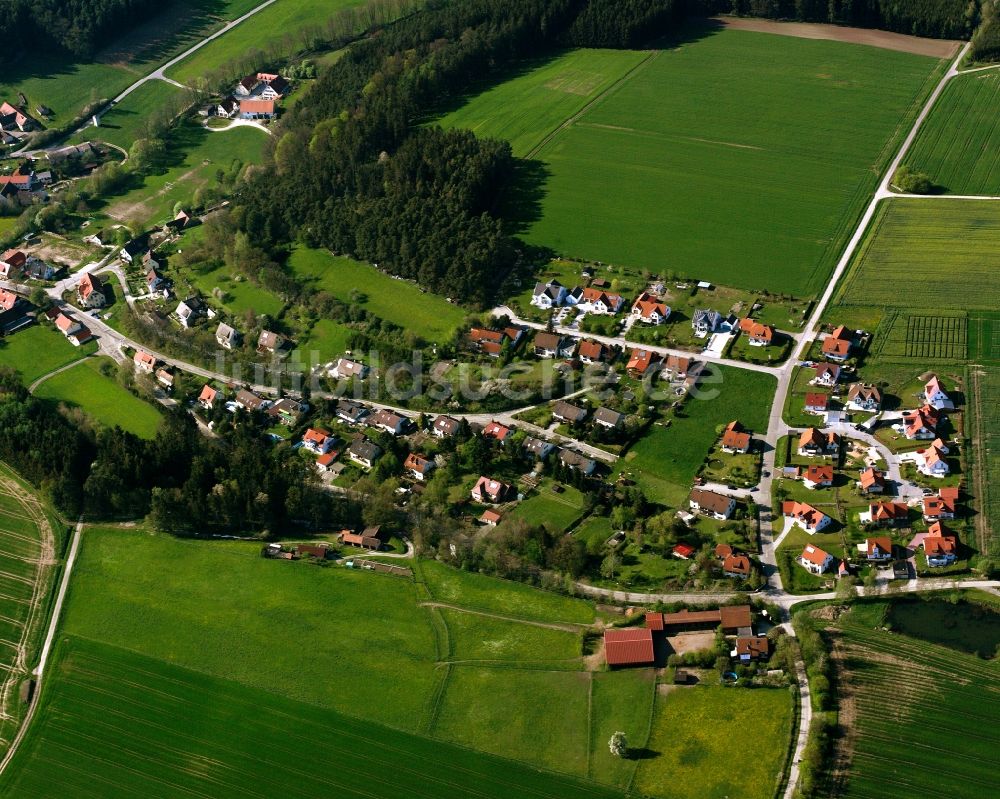 Wallersdorf aus der Vogelperspektive: Dorfkern am Feldrand in Wallersdorf im Bundesland Bayern, Deutschland