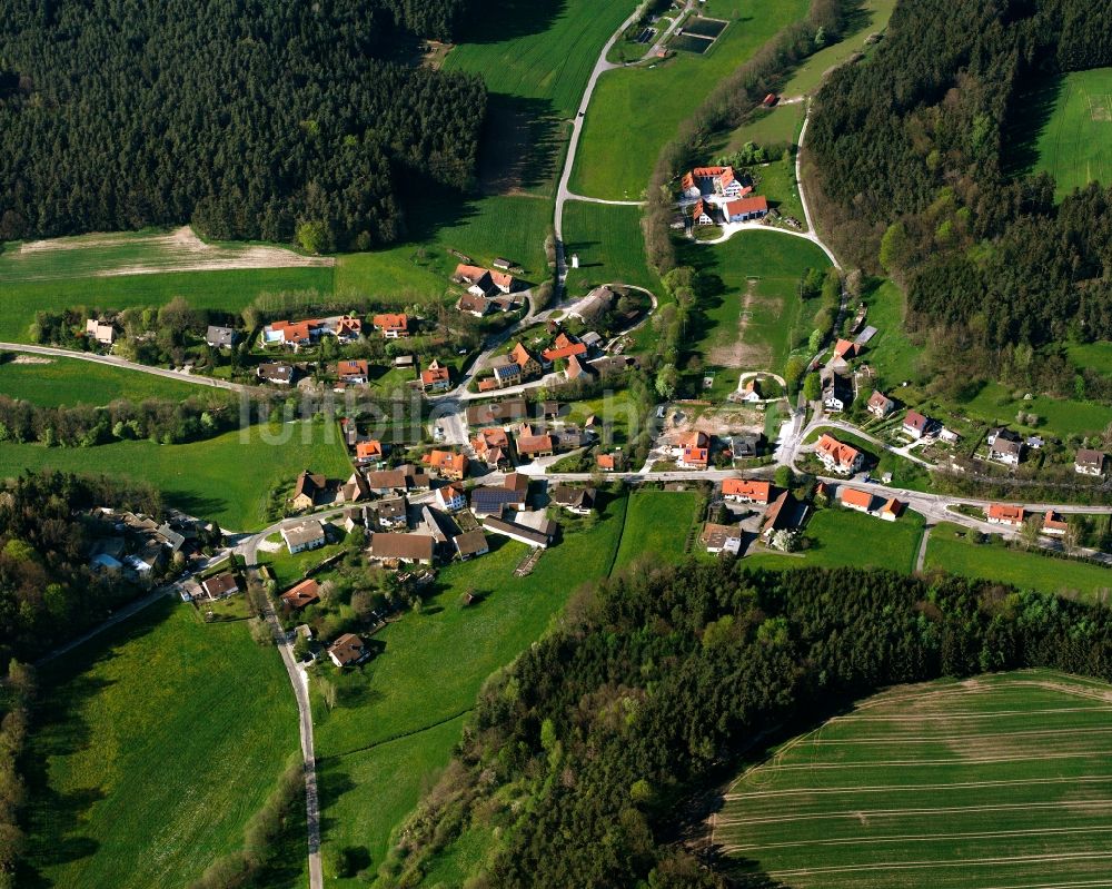 Luftbild Wallersdorf - Dorfkern am Feldrand in Wallersdorf im Bundesland Bayern, Deutschland