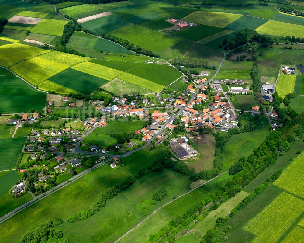 Wallersdorf aus der Vogelperspektive: Dorfkern am Feldrand in Wallersdorf im Bundesland Hessen, Deutschland