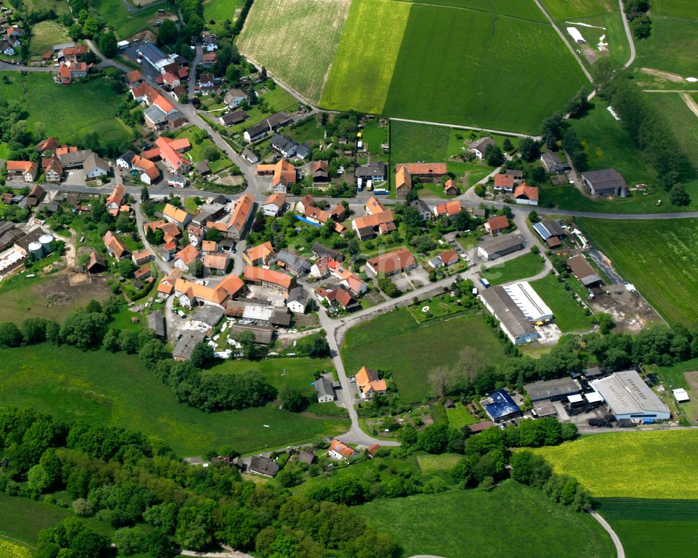 Wallersdorf aus der Vogelperspektive: Dorfkern am Feldrand in Wallersdorf im Bundesland Hessen, Deutschland