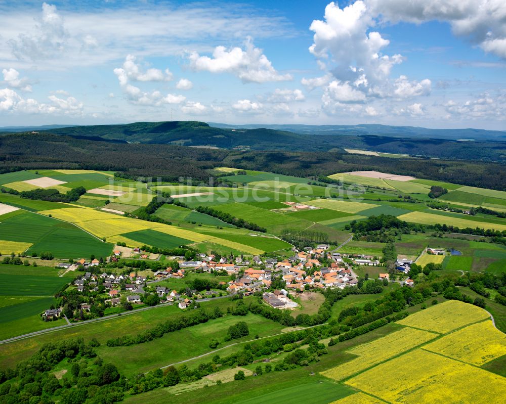 Luftaufnahme Wallersdorf - Dorfkern am Feldrand in Wallersdorf im Bundesland Hessen, Deutschland