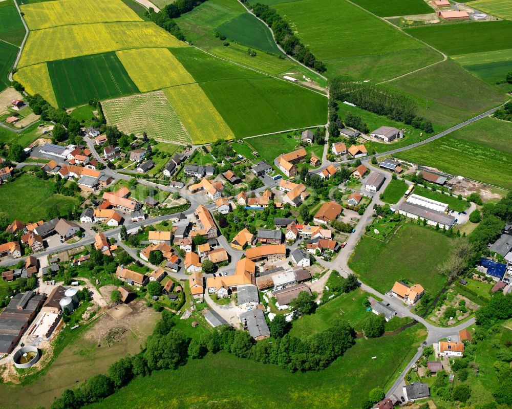 Wallersdorf von oben - Dorfkern am Feldrand in Wallersdorf im Bundesland Hessen, Deutschland