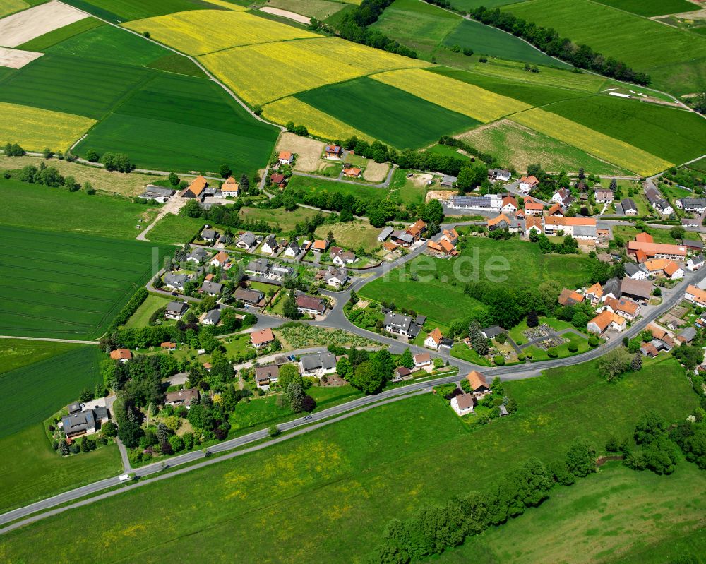 Wallersdorf aus der Vogelperspektive: Dorfkern am Feldrand in Wallersdorf im Bundesland Hessen, Deutschland